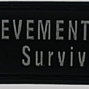 Puede incluir: Insignia rectangular negra con bordes redondeados. El texto "ACHIEVEMENT EARNED" y "Survivor" está en letras grises. Un icono de candado verde está en el lado izquierdo.