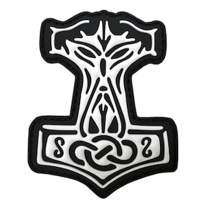 Può includere: Toppa ricamata in bianco e nero con un design dettagliato di un martello, un nodo e le lettere "S" e "2".