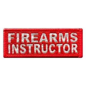 Könnte beinhalten: Roter gestickter Aufnäher mit weißem Text, der "FIREARMS INSTRUCTOR" lautet.