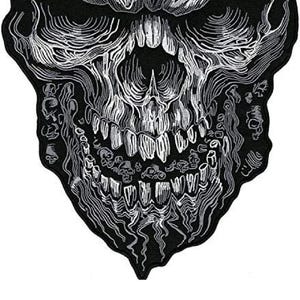 Könnte beinhalten: Ein gestickter Totenkopf-Patch in Schwarz und Weiß mit einem detaillierten Design. Der Schädel hat ein breites, zahniges Grinsen und einen tropfenden Effekt.