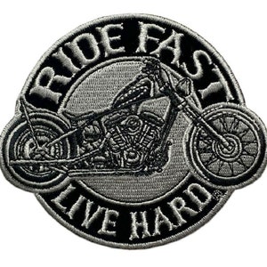 Könnte beinhalten: Ein silberner und schwarzer gestickter Aufnäher mit einem Motorrad und dem Text "Ride Fast Live Hard".