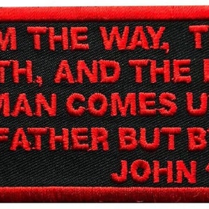 Peut inclure: Patch brodé rouge sur fond noir. Le texte dit "JE SUIS LE CHEMIN, LA VÉRITÉ ET LA VIE: NUL NE VIENT AU PÈRE QUE PAR MOI JEAN 14:6".