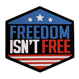 Peut inclure: Un patch hexagonal noir avec un motif de drapeau américain rouge, blanc et bleu. Le texte "FREEDOM ISN'T FREE" est imprimé en lettres blanches et rouges sur un fond noir.