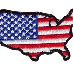 Può includere: Una toppa ricamata a forma degli Stati Uniti d'America con il disegno della bandiera americana. La toppa è bordata di nero.