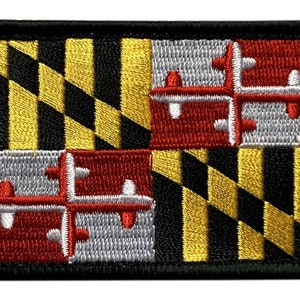 Peut inclure: Patch brodé représentant le drapeau de l'État du Maryland. Le drapeau est noir, jaune et rouge avec un motif diagonal de carrés noirs et jaunes. Le coin supérieur gauche du drapeau présente un blason rouge et blanc avec quatre croix blanches.