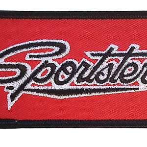 Puede incluir: Parche bordado rojo con un logotipo "Sportster" blanco y negro.