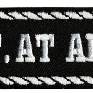 以下が含まれることがあります： 白いロープの縁取りと白い文字「SGT. AT ARMS」が書かれた黒い刺繍パッチです。