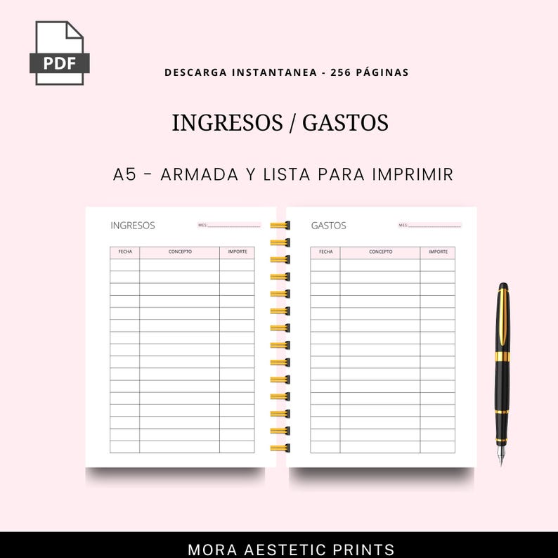 Puede incluir: Un planificador imprimible A5 rosa y blanco con encuadernaci&oacute;n en espiral dorada. El planificador est&aacute; abierto en dos p&aacute;ginas con secciones para ingresos y gastos. Un bol&iacute;grafo negro y dorado descansa en el lado derecho. El texto incluye "INGRESOS / GASTOS".
