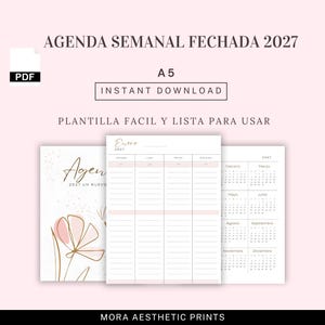 以下が含まれることがあります： 2027年版のデジタルA5週間プランナーテンプレート。花柄の表紙、曜日ごとの列がある週間スケジュールページ、年間カレンダーが含まれています。テキストには「AGENDA SEMANAL FECHADA 2027」、「INSTANT DOWNLOAD」、「MORA AESTHETIC PRINTS」と記載されています。
