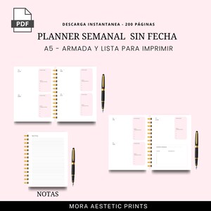 Puede incluir: Planificador est&eacute;tico con fondo rosa. El planificador est&aacute; abierto para mostrar el dise&ntilde;o semanal, con espacio para notas y una lista de tareas. El texto dice "PLANNER SEMANAL SIN FECHA" y "A5 - ARMADA Y LISTA PARA IMPRIMIR". Se incluye un bol&iacute;grafo negro y dorado.