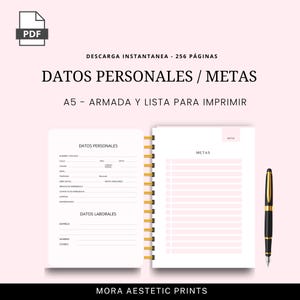 Puede incluir: Un planificador digital con el texto "DATOS PERSONALES / METAS" y "A5 - ARMADA Y LISTA PARA IMPRIMIR". El planificador tiene una encuadernaci&oacute;n en espiral e incluye p&aacute;ginas para detalles personales y laborales, adem&aacute;s de una secci&oacute;n de objetivos. Un bol&iacute;grafo negro y dorado descansa a la derecha.