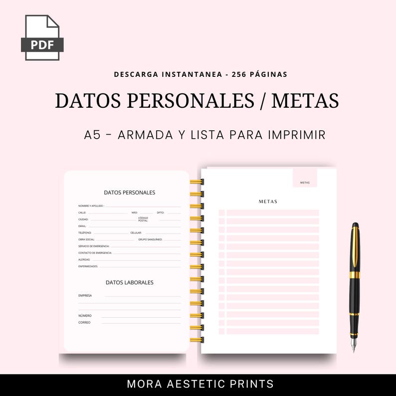 Puede incluir: Un planificador digital con el texto "DATOS PERSONALES / METAS" y "A5 - ARMADA Y LISTA PARA IMPRIMIR". El planificador tiene una encuadernaci&oacute;n en espiral e incluye p&aacute;ginas para detalles personales y laborales, adem&aacute;s de una secci&oacute;n de objetivos. Un bol&iacute;grafo negro y dorado descansa a la derecha.
