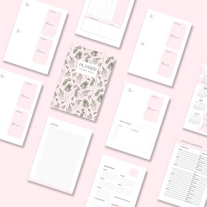 Puede incluir: Una colecci&oacute;n de p&aacute;ginas de planificador rosas y blancas, incluyendo un planificador con una cubierta floral. Las p&aacute;ginas incluyen secciones para notas, horarios semanales y listas de contactos. La portada del planificador tiene las palabras "PLANNER" y "SEMANAL".