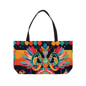 Puede incluir: Una bolsa de tela colorida con fondo negro y un gran diseño de pájaro estilizado de colores. El pájaro tiene un pico rojo, amarillo y azul y un cuerpo verde. La bolsa tiene un asa negra.