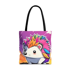 Op de afbeelding: Een paarse tote bag met een cartoon-egel met een regenboogkleurige manen en veren. De egel heeft een wit gezicht en een roze neus.