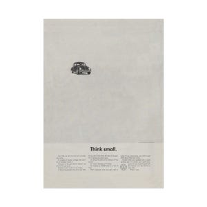 Puede incluir: Anuncio vintage con un pequeño coche negro sobre un fondo claro. El texto "Think small" se muestra de forma destacada, junto con texto adicional y un logotipo de Volkswagen. El coche tiene un diseño clásico.