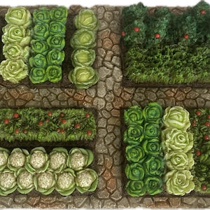 Könnte beinhalten: Eine Miniatur-Gartenszene mit einer Auswahl an grünen Pflanzen und Gemüse, darunter Kohl, Salat und kleine rote Beeren. Der Garten ist von einem Steinweg umgeben.