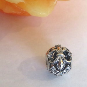 Charm de flor de lis de plata esterlina Pandora
