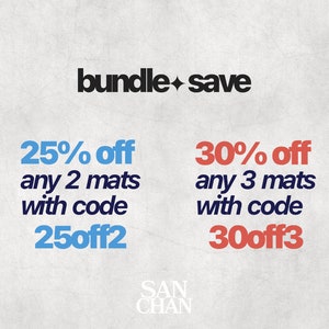 Może przedstawiać: Grafika z tekstem "bundle save" w kolorze czarnym. Pokazane są dwie oferty rabatowe: 25% zniżki na 2 maty z kodem 25off2 i 30% zniżki na 3 maty z kodem 30off3. Tekst "SAN CHAN" znajduje się na dole grafiki.
