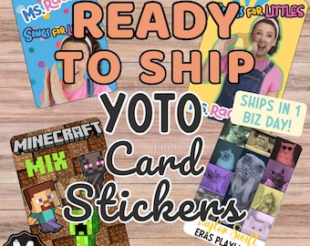 Könnte beinhalten: Vier rechteckige Yoto-Kartenaufkleber mit verschiedenen Designs. Einer zeigt Ms. Rachel mit bunten Punkten, ein anderer Ms. Rachel vor gelbem Hintergrund, einer zeigt Minecraft-Figuren auf braunem Blockmuster und einer ein Raster aus Katzen.