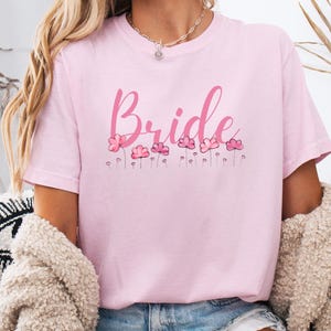 Camiseta de novia linda, camiseta de futura novia, camiseta de despedida de soltera, regalo de despedida de soltera, camiseta floral de boda, regalo de novia único, regalo de compromiso para ella
