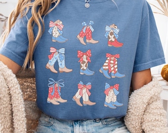 Maglietta con stivale da cowgirl Comfort Colors USA, maglietta con fiocco patriottico, maglietta country western, maglietta del 4 luglio, maglietta rossa, bianca e blu del 4 luglio