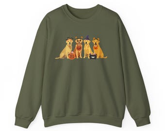 Może przedstawiać: Zielona bluza z motywem Halloween. Grafika przedstawia cztery psy rasy golden retriever w kostiumach na Halloween. Jeden pies ma kapelusz czarownicy, a inny trzyma dynię. Bluza ma długie rękawy i okrągły dekolt.