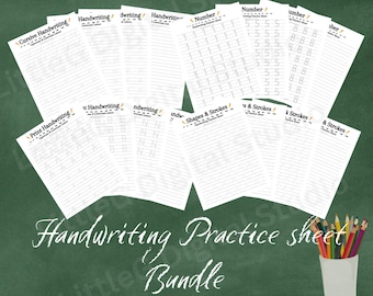 Op de afbeelding: Een set met printbare handschrift oefenbladen voor kinderen. De bladen bevatten oefeningen voor cursief, print, cijfers en vormen en streken. De bladen zijn op een groene schoolbord achtergrond met kleurpotloden in een beker.