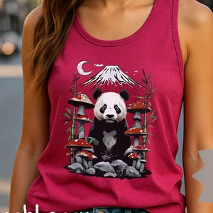 Camiseta de tirantes con diseño de panda, hongos y montaña de bambú. Ideal para amantes de los animales. Diseño inspirado en la naturaleza.
