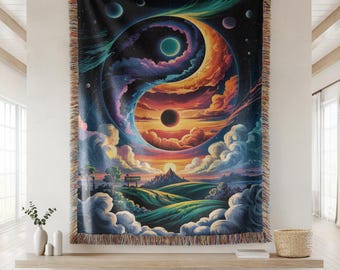 Peut inclure: Une tapisserie tissée représentant un paysage surréaliste vibrant avec un motif yin-yang. L'œuvre d'art représente une scène cosmique avec des nuages tourbillonnants, des planètes et un coucher de soleil sur des collines. La tapisserie a une bordure frangée.