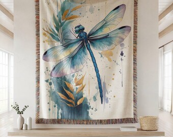 Manta tejida con diseño de libélulas en acuarela, manta decorativa con motivos de la naturaleza y bordes con flecos.