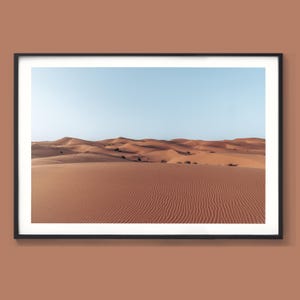 Stampa del paesaggio del deserto del Sahara – Arte murale delle dune di sabbia marocchine, fotografia minimalista del deserto, arredamento da viaggio naturalistico, foto boho con toni della terra