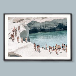 Stampa artistica di Milos Grecia – Arte murale costiera con scogliere rocciose e acque cristalline dell'Egeo, perfetta per l'arredamento della casa mediterranea