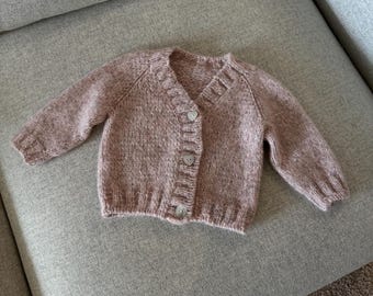 Cárdigan de alpaca bebé tejido a mano – Suéter rosa claro para recién nacido (0-3 meses)