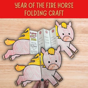 以下が含まれることがあります： ピンク色の体、黄色のたてがみと尾、黒い目をした3頭の漫画の馬が描かれた、カラフルなペーパークラフト。 クラフトのタイトルは「Year of the Fire Horse Folding Craft」で、2026年の旧正月に関するテキストが含まれています。