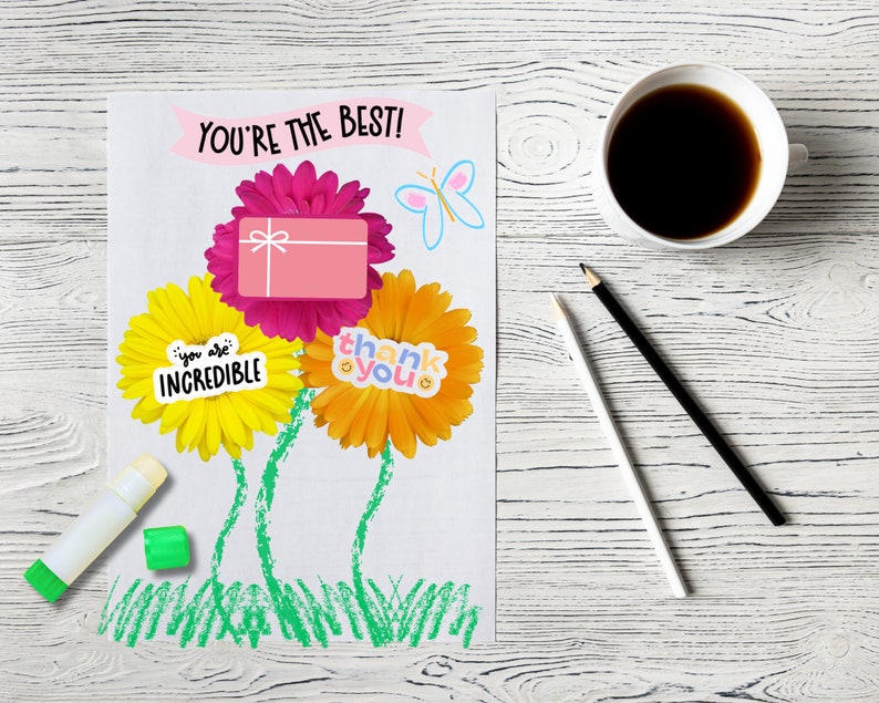 Puede incluir: Una tarjeta blanca con el texto "You're the best!" y tres flores de papel con las palabras "You are incredible", "Thank you" y una caja de regalo rosa.