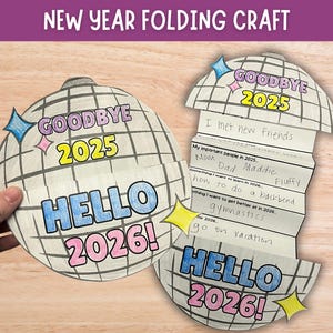 Op de afbeelding: Twee papieren knutselwerkjes in de vorm van discoballen met de tekst "Goodbye 2025" en "Hello 2026!". Sterren versieren de knutselwerkjes. Eén is open en toont handgeschreven notities over het nieuwe jaar. Voor een Nieuwjaars vouwknutsel.