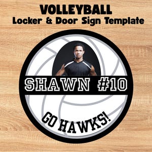 Puede incluir: Una plantilla redonda para taquilla y puerta de voleibol con una foto de una persona con uniforme de voleibol en blanco y negro. El letrero incluye el nombre "SHAWN #10" y el texto "GO HAWKS!" sobre un fondo de madera.