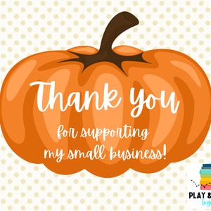 Puede incluir: Ilustraci&oacute;n de una calabaza naranja con un tallo marr&oacute;n y la frase "Thank you for supporting my small business!" en escritura blanca. El fondo es crema con peque&ntilde;os lunares amarillos. Un logotipo de "Play & Read Together" est&aacute; en la esquina inferior derecha.