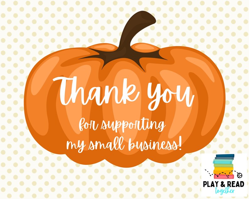 Puede incluir: Ilustraci&oacute;n de una calabaza naranja con un tallo marr&oacute;n y la frase "Thank you for supporting my small business!" en escritura blanca. El fondo es crema con peque&ntilde;os lunares amarillos. Un logotipo de "Play & Read Together" est&aacute; en la esquina inferior derecha.