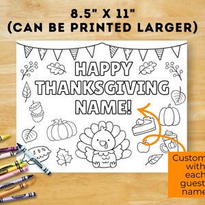 Puede incluir: Una p&aacute;gina para colorear de Acci&oacute;n de Gracias en blanco y negro con el texto "HAPPY THANKSGIVING NAME!". La p&aacute;gina incluye ilustraciones de un pavo, calabazas, hojas y pastel. La p&aacute;gina mide 21,6 cm x 27,9 cm y se puede imprimir m&aacute;s grande.