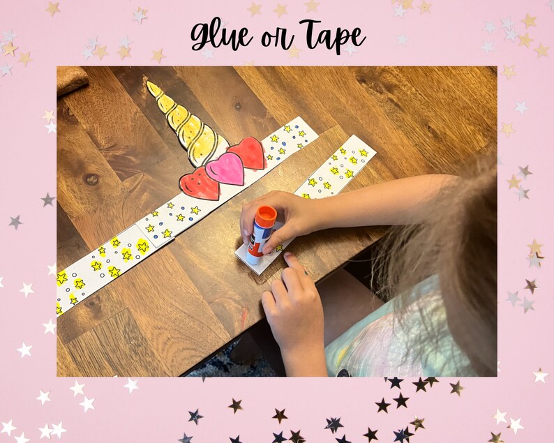Peut inclure: Un enfant fabrique un bricolage de licorne en utilisant de la colle et du papier. Le bricolage est compos&eacute; d'une corne de licorne, de c&oelig;urs et d'&eacute;toiles. Les mots "glue or tape" sont &eacute;crits en haut de l'image.