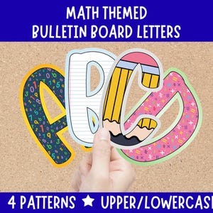 Op de afbeelding: Op wiskunde gebaseerde letters voor prikborden in de vorm van de letters A, B, C en D. De letters hebben verschillende patronen, waaronder cijfers, gelinieerd papier, een potlood en roze met wiskundige symbolen. De tekst luidt "4 PATTERNS UPPER/LOWERCASE."