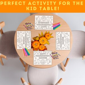 Puede incluir: Una mesa redonda de madera con cuatro sillas, preparada para una actividad de Acci&oacute;n de Gracias. La mesa presenta p&aacute;ginas para colorear con el texto "Happy Thanksgiving" y nombres, junto con crayones y calabazas. El texto en la parte superior dice "PERFECT ACTIVITY FOR THE KID TABLE!"