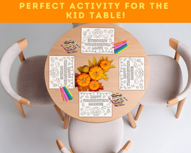 Puede incluir: Una mesa redonda de madera con cuatro sillas, preparada para una actividad de Acci&oacute;n de Gracias. La mesa presenta p&aacute;ginas para colorear con el texto "Happy Thanksgiving" y nombres, junto con crayones y calabazas. El texto en la parte superior dice "PERFECT ACTIVITY FOR THE KID TABLE!"