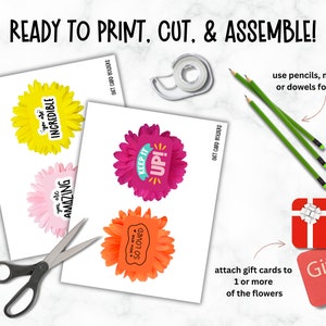 Puede incluir: Porta tarjetas de regalo imprimibles con forma de flor con las palabras "You are Amazing", "You are Incredible", "You are So Loved" y "Keep It Up!" Las flores son rosas, amarillas y naranjas. La imagen tambi&eacute;n muestra tarjetas de regalo, l&aacute;pices y cinta adhesiva.