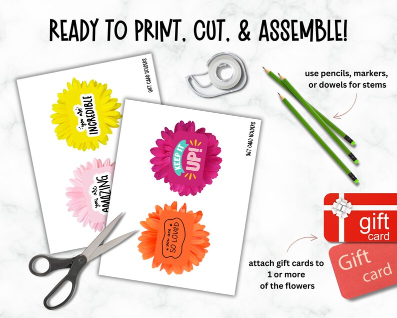 Puede incluir: Porta tarjetas de regalo imprimibles con forma de flor con las palabras "You are Amazing", "You are Incredible", "You are So Loved" y "Keep It Up!" Las flores son rosas, amarillas y naranjas. La imagen tambi&eacute;n muestra tarjetas de regalo, l&aacute;pices y cinta adhesiva.