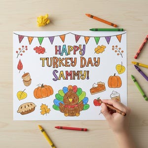 Puede incluir: Una p&aacute;gina para colorear con el texto "Happy Turkey Day Sammy!" presenta un pavo de dibujos animados, calabazas, pastel y hojas de oto&ntilde;o. Los crayones de varios colores rodean la p&aacute;gina, con una mano sosteniendo un cray&oacute;n marr&oacute;n, coloreando la manzana.