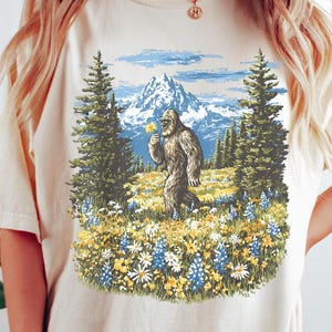 Camiseta vintage de Bigfoot con flores silvestres, camiseta floral de Sasquatch, camiseta bohemia de Bigfoot, camiseta Comfort Colors® de naturaleza críptida, camiseta de regalo para amantes de Sasquatch