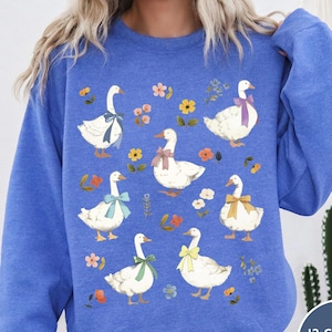Vintage Goose Sweatshirt, Funny Goose Shirt, Oversized Sweatshirt, Aesthetic Graphic Retro Vintage Sweatshirt, Trendy Cute Geese Sweater